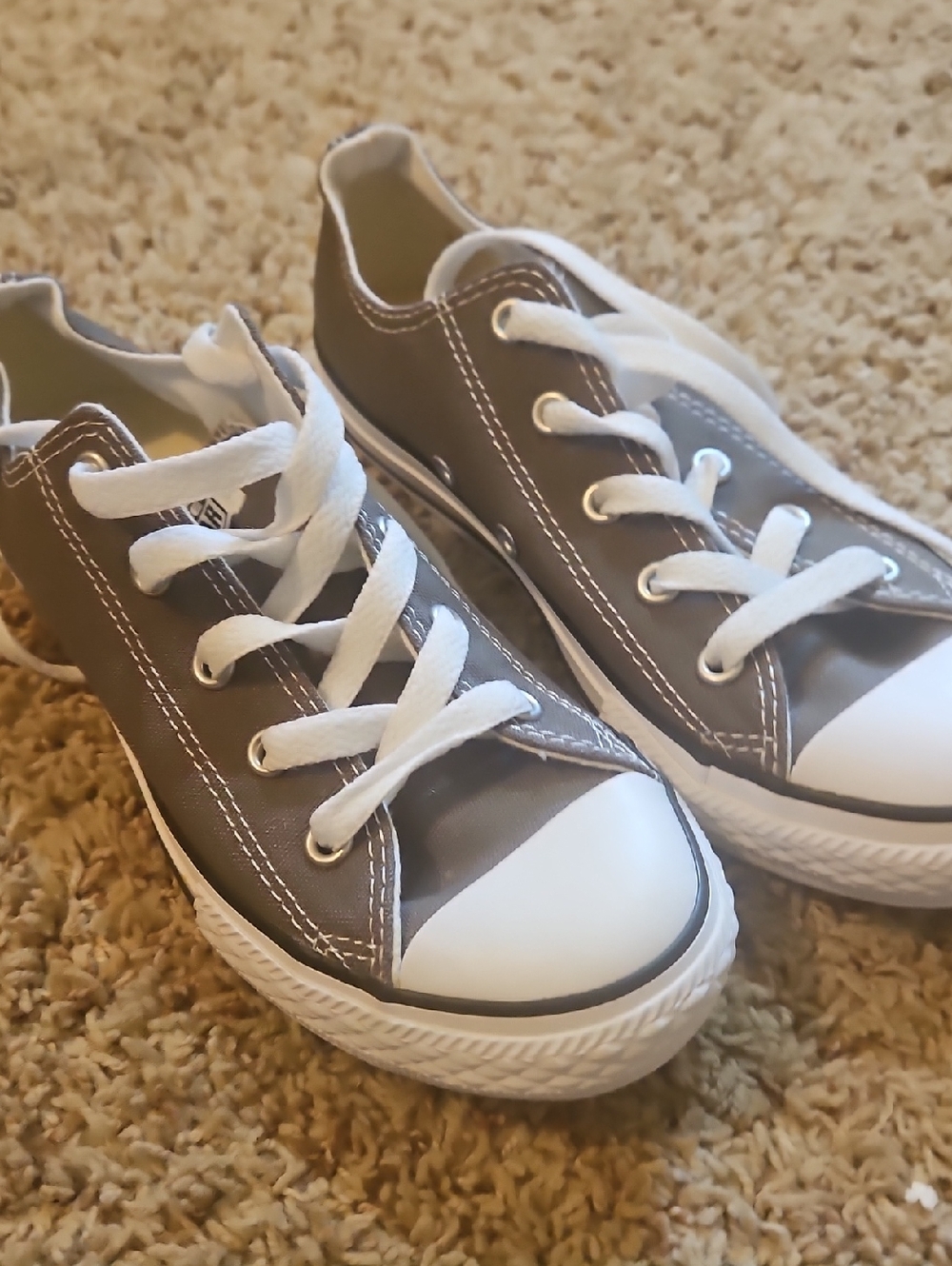 Kids Gray Converse Low-Top Sneakers with White Toe - Classic Style